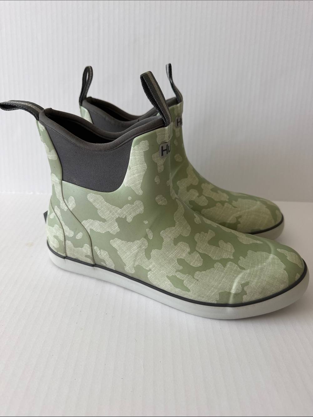 HUK men’s size 10 Camo Green Slip-On boots